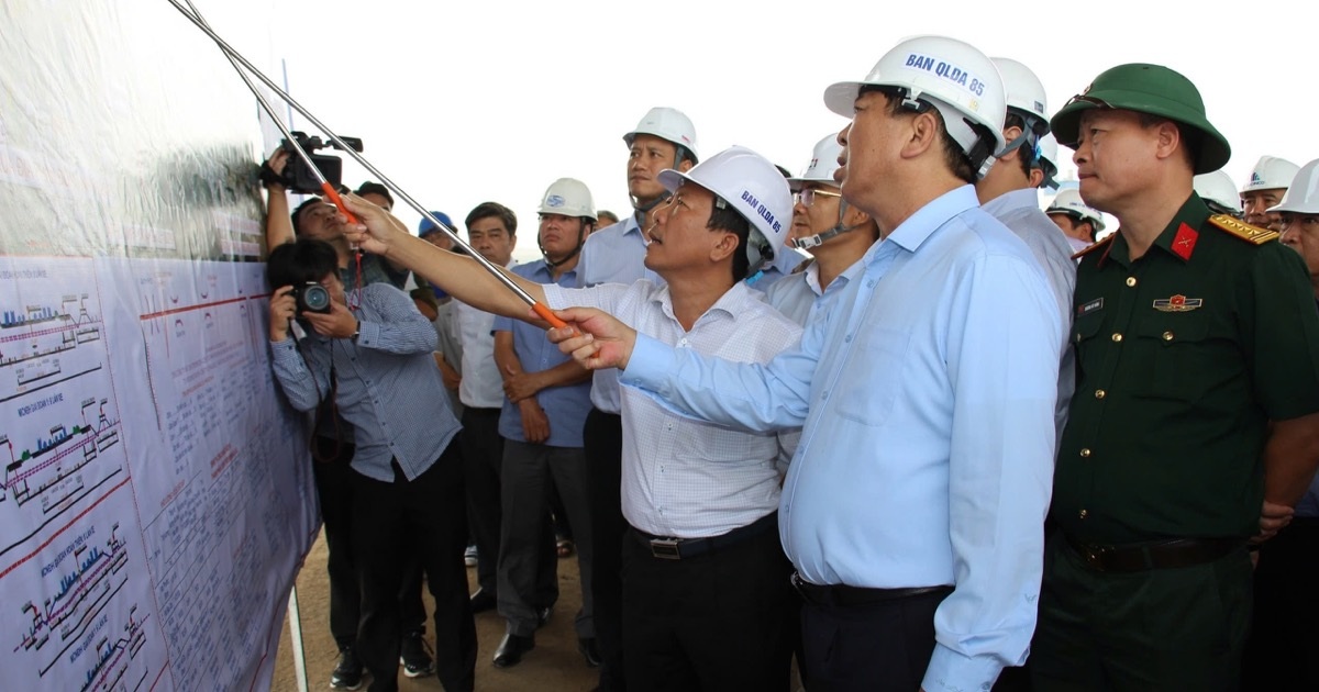 Bộ trưởng Xây dựng: Nắng làm đất, mưa thi công đá trên cao tốc qua Đồng Nai