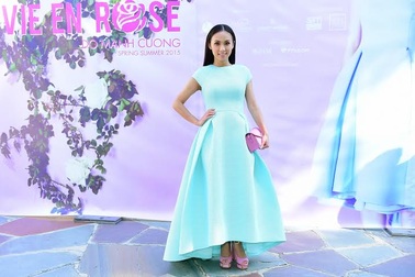 Huyền Ny thanh lịch trong chiếc váy xanh