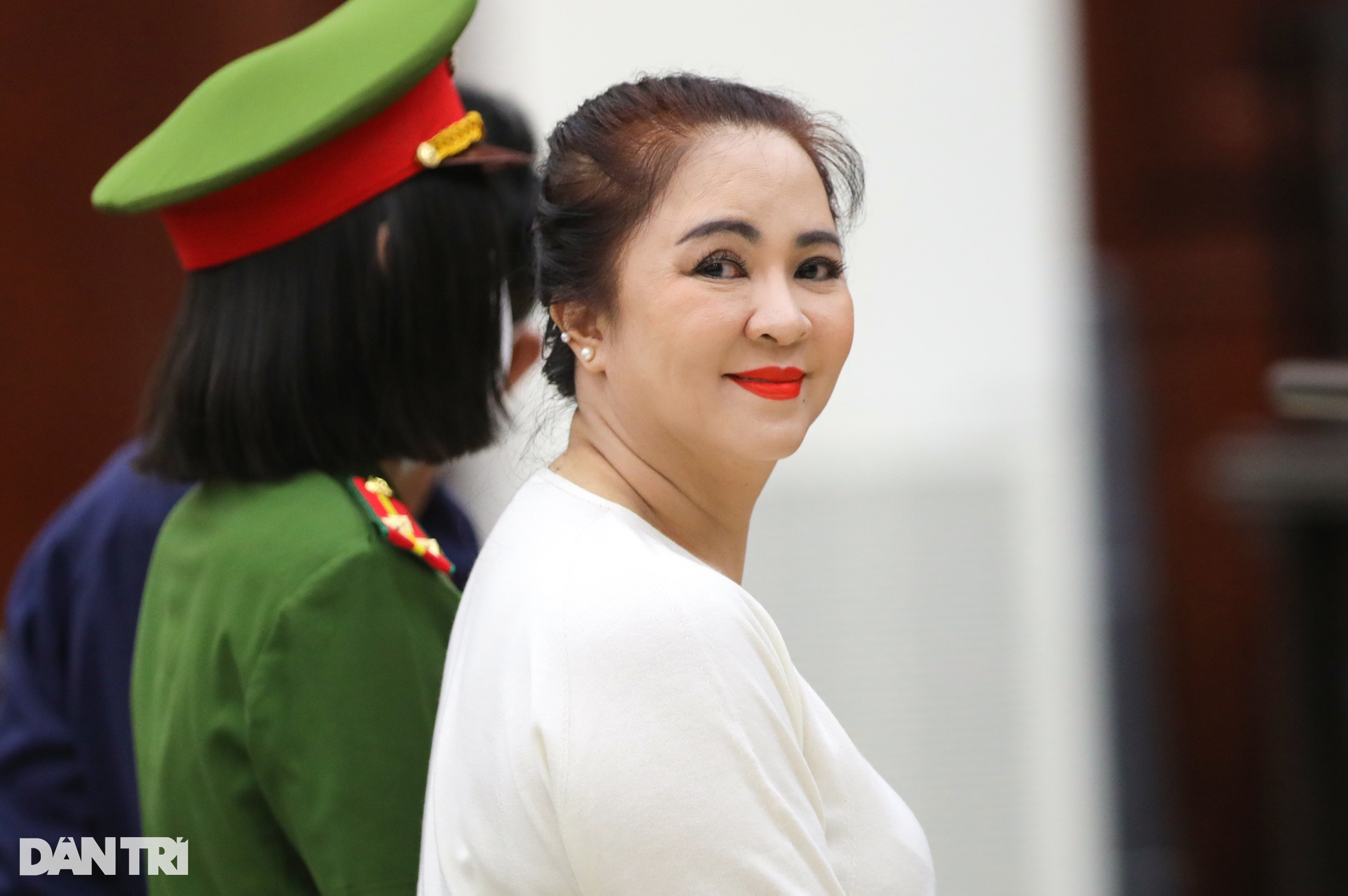 Bà Nguyễn Phương Hằng xuất hiện tại tòa sau 6 tháng lĩnh án tù - 4 Bà Nguyễn Phương Hằng xuất hiện tại tòa sau 6 tháng lĩnh án tù - 4