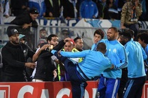 Tái hiện lại pha kung-fu của Cantona, Evra lĩnh thẻ đỏ