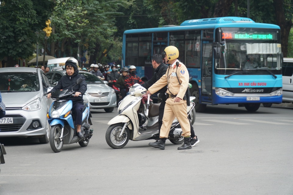Hà Nội: Nể nang chén rượu tất niên, lái xe bị tước giấy phép 17 tháng - 1 Hà Nội: Nể nang chén rượu tất niên, lái xe bị tước giấy phép 17 tháng - 1