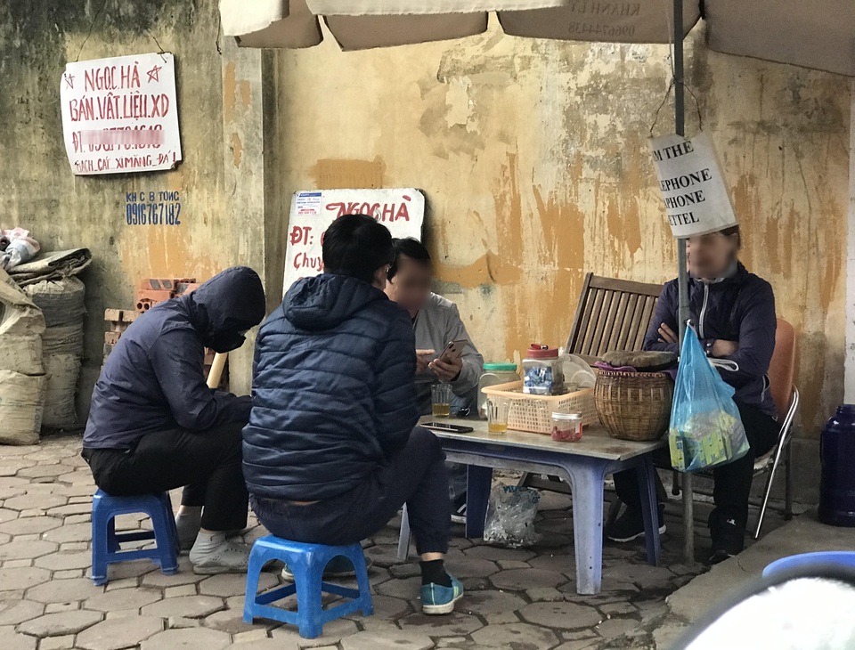 Trà đá vỉa hè ở Hà Nội vẫn ngang nhiên bày bán bất chấp lệnh cấm - 1 Trà đá vỉa hè ở Hà Nội vẫn ngang nhiên bày bán bất chấp lệnh cấm - 1
