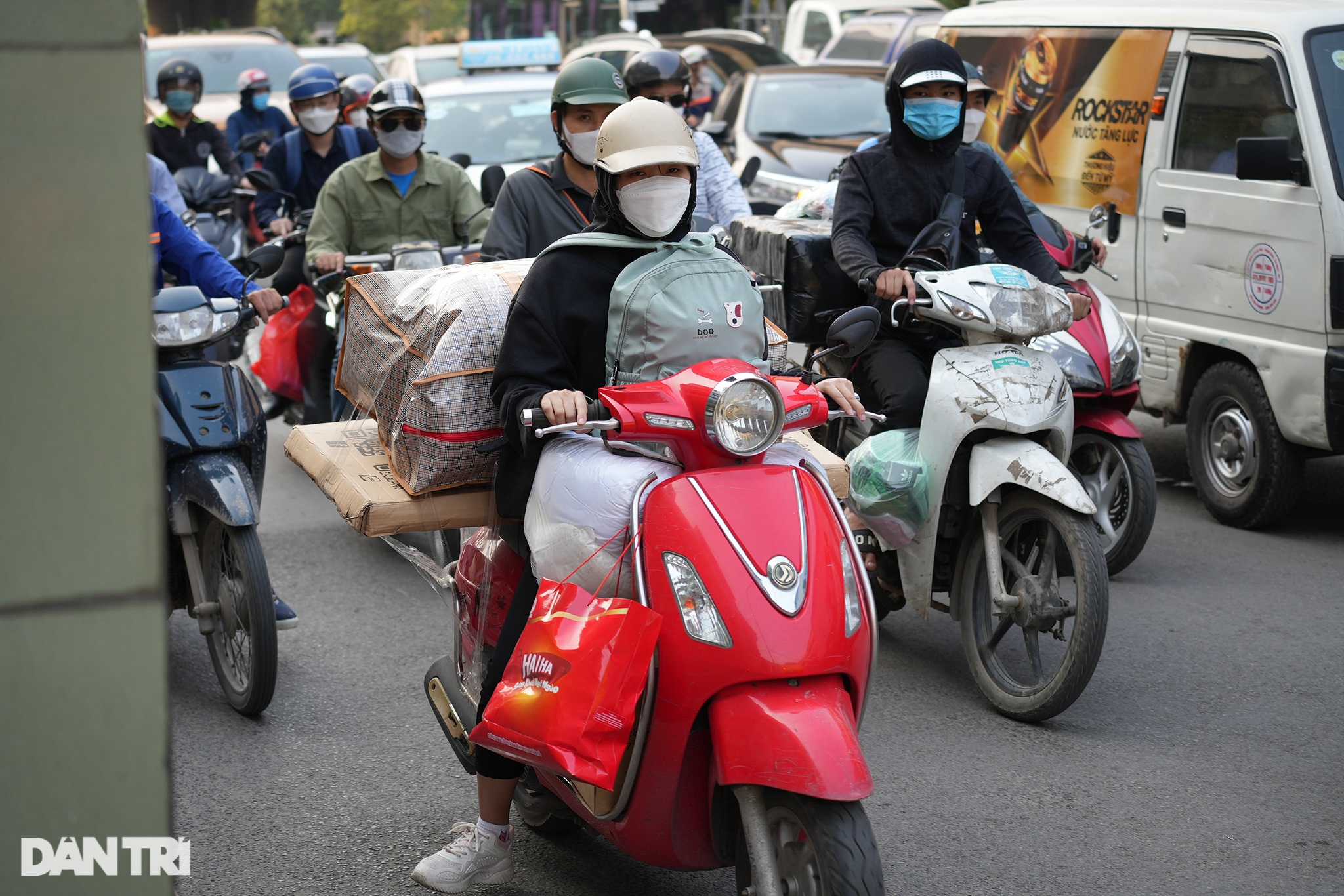 Giao thông cửa ngõ Hà Nội ùn tắc kéo dài trước kỳ nghỉ Giỗ Tổ Hùng Vương - 8 Giao thông cửa ngõ Hà Nội ùn tắc kéo dài trước kỳ nghỉ Giỗ Tổ Hùng Vương - 8