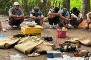 35 người đàn ông tụ tập tại một khu mộ