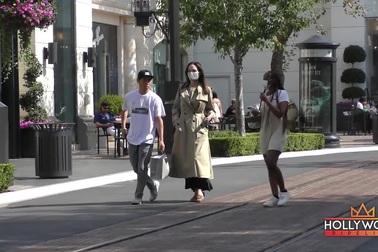 Pax Thien hộ tống mẹ và em gái xuống phố mua đồ