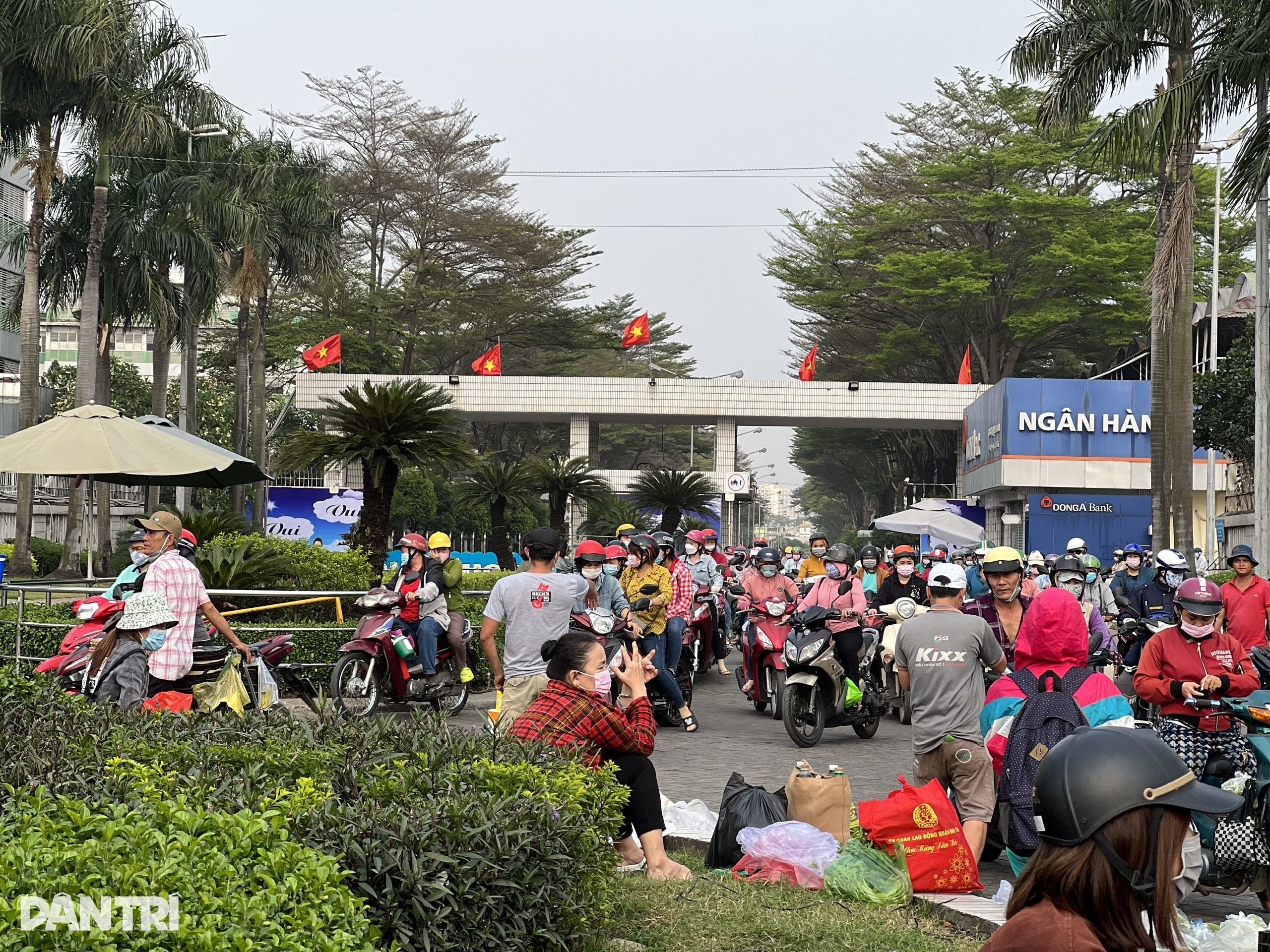 Vyčerpaní dělníci ve městě zvažují ústup - 5  Kiệt sức giữa thành phố, công nhân tính chuyện lui quân - 5