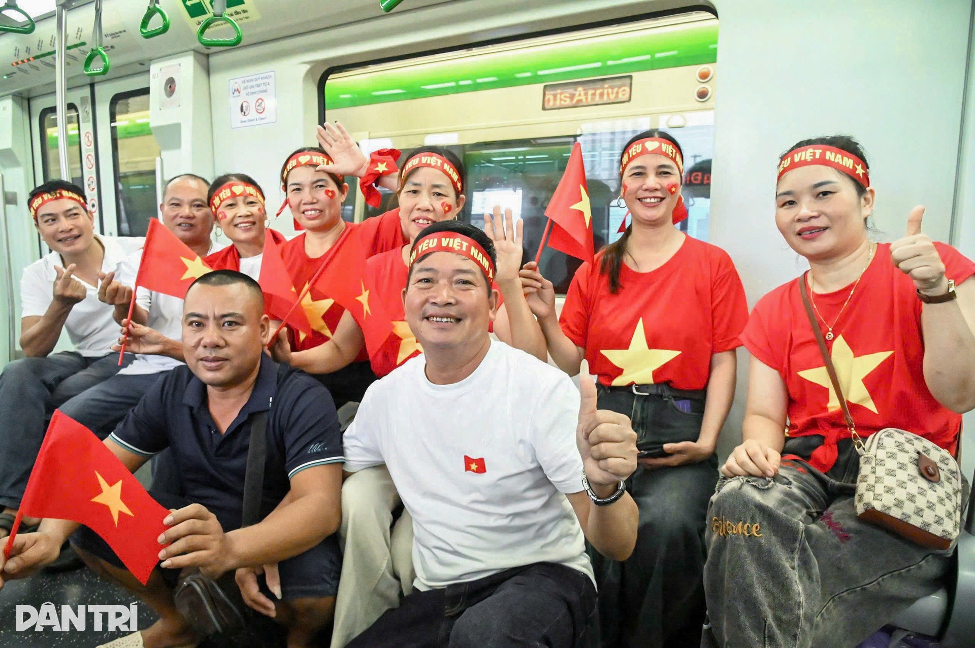 Những chuyến tàu rợp bóng cờ hoa, nặng nghĩa đồng bào - 13 Những chuyến tàu rợp bóng cờ hoa, nặng nghĩa đồng bào - 13
