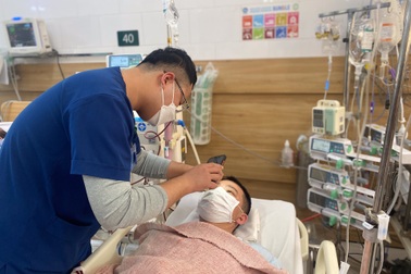 Sau chầu nhậu khai xuân, 3 người đi cấp cứu vì uống phải rượu rởm