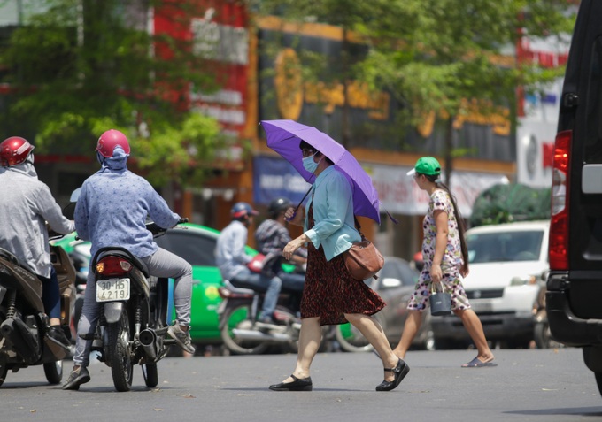 Nắng nóng làm cho cuộc mưu sinh của người lao động nhọc nhằn  - Ảnh 3.