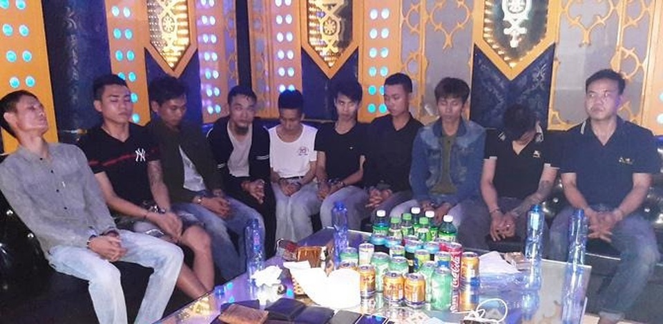 Trong đêm, phát hiện 24 đối tượng nam nữ dương tính trong quán karaoke - 2 Trong đêm, phát hiện 24 đối tượng nam nữ dương tính trong quán karaoke - 2