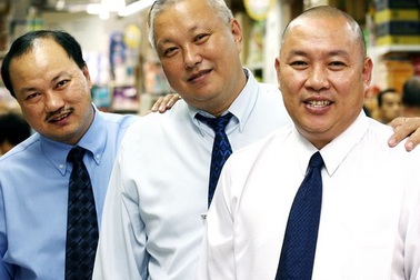 Từ 3 cậu bé ở trại nuôi lợn trở thành tỷ phú Singapore thời dịch Covid-19