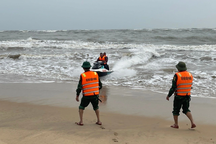 Quảng Bình: Huy động mô tô nước ứng cứu 3 ngư dân gặp nạn trên biển