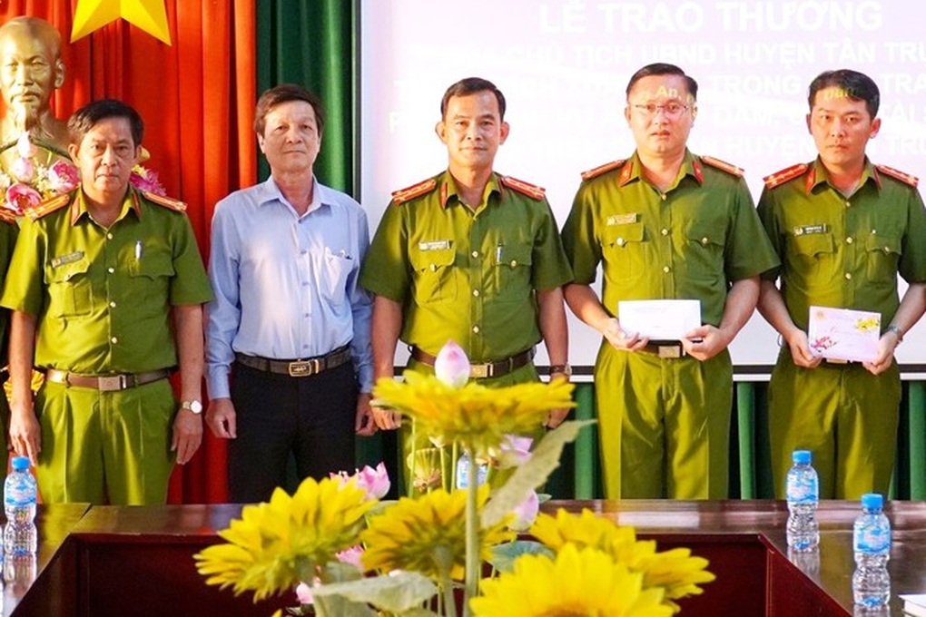 Bắt kẻ bóp cổ thiếu nữ ngất xỉu rồi hiếp dâm, cướp tài sản - 2 Bắt kẻ bóp cổ thiếu nữ ngất xỉu rồi hiếp dâm, cướp tài sản - 2