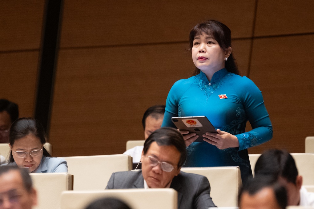 Đại biểu Quốc hội cảm nhận sự thiêng liêng khi thông qua quyết sách lịch sử - 1 Đại biểu Quốc hội cảm nhận sự thiêng liêng khi thông qua quyết sách lịch sử - 1