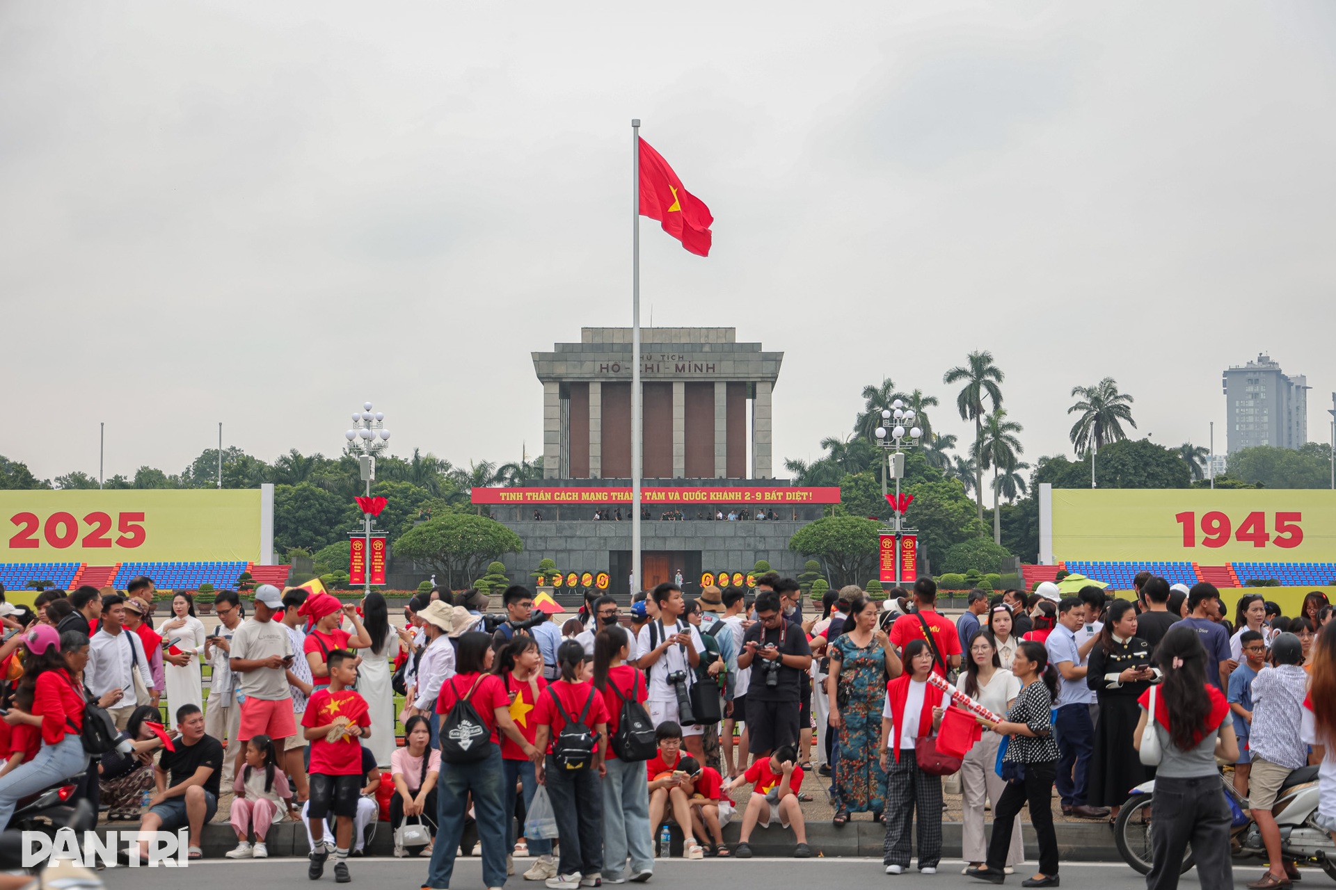 Khách Tây phấn khích xem trực thăng bay ở Hà Nội: Việt Nam quá tuyệt vời - 9 Khách Tây phấn khích xem trực thăng bay ở Hà Nội: Việt Nam quá tuyệt vời - 9