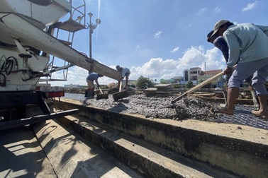 Khẩn trương sửa chữa bờ kè sông Bạc Liêu bị sụp lún