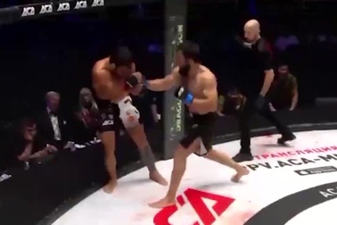 Võ sĩ knock-out đối thủ với cú đấm làm bay cả bọc răng