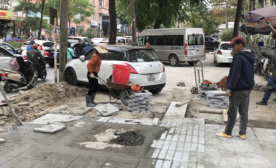 Vỉa hè Hà Nội lát đá bền trăm năm để... đỗ ô tô cho chắc chắn? - 11 Vỉa hè Hà Nội lát đá bền trăm năm để... đỗ ô tô cho chắc chắn? - 11