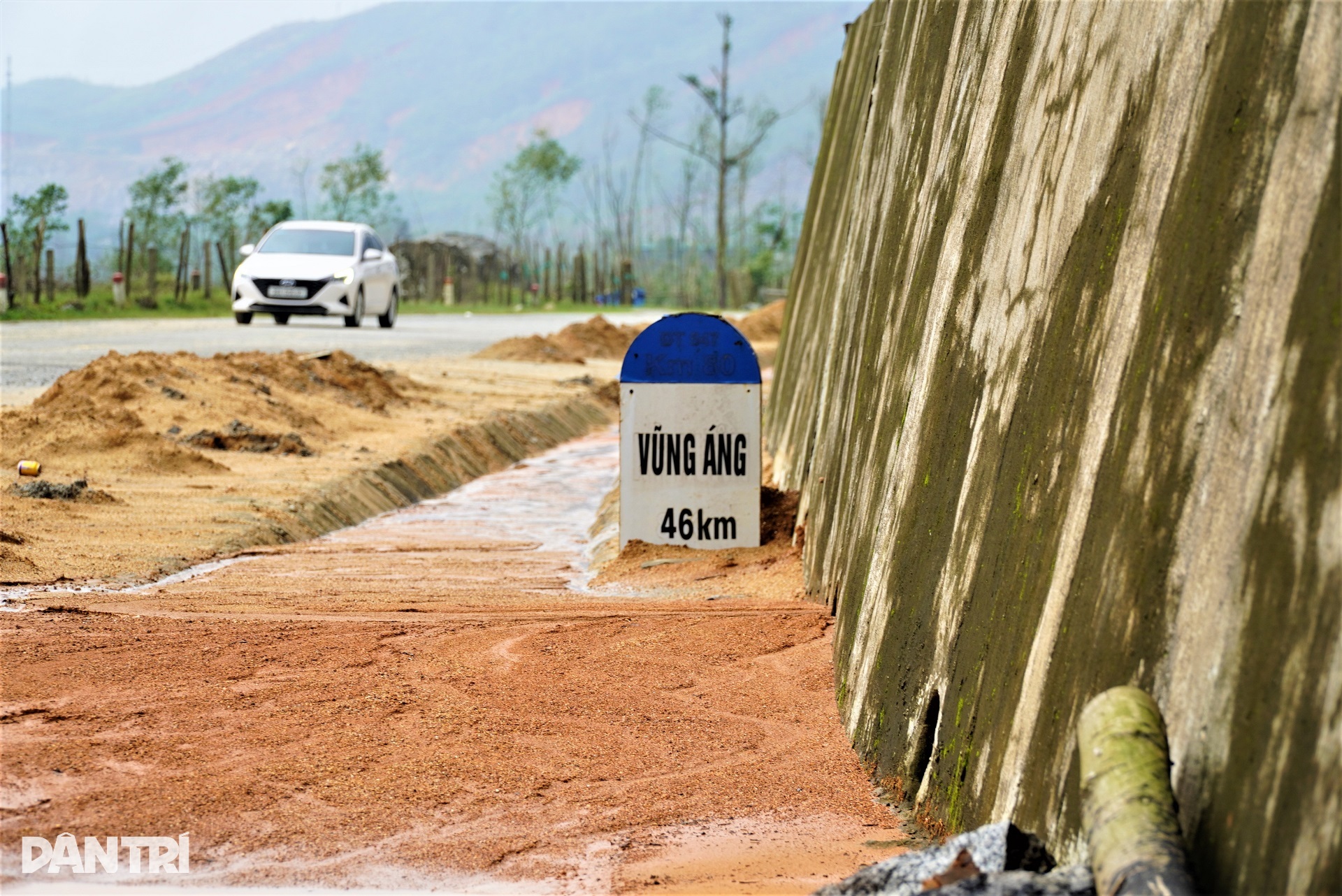 Hàng nghìn m3 đất đá đổ ập xuống, đường 2.000 tỷ đồng tê liệt nhiều ngày - 9 Hàng nghìn m3 đất đá đổ ập xuống, đường 2.000 tỷ đồng tê liệt nhiều ngày - 9