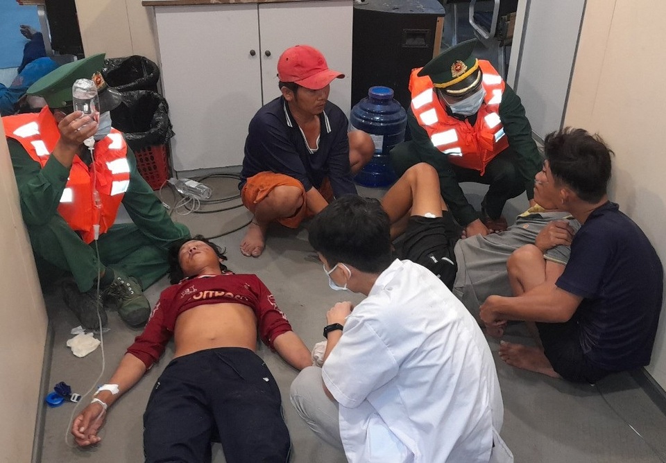 4 ngư dân ngất xỉu dưới hầm cá - 1 4 ngư dân ngất xỉu dưới hầm cá - 1