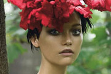 Người đẹp lạc giữa rừng hoa