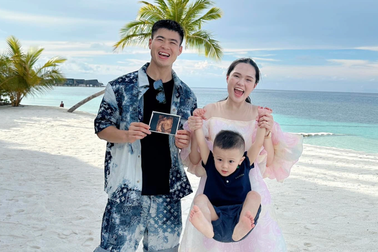 Vợ cầu thủ Duy Mạnh kín đáo sinh con thứ hai, rạng rỡ ngày trở lại