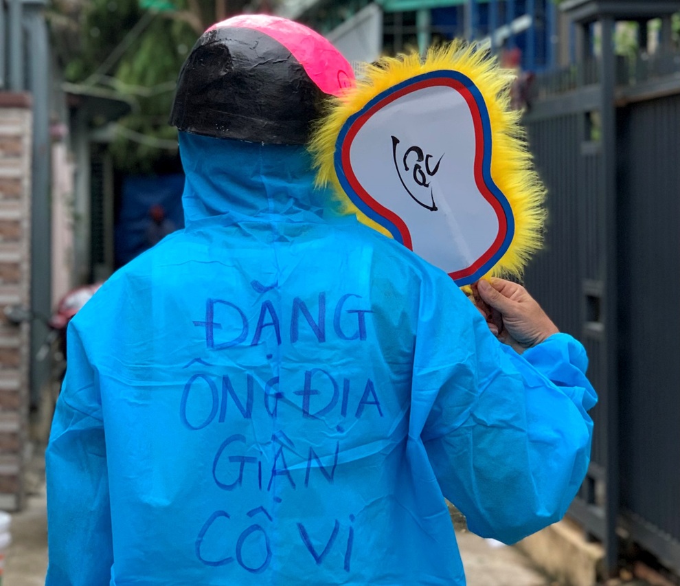 Ông địa, chú lân mặc đồ bảo hộ kín mít đi tặng quà Trung thu các em nhỏ - 6 Ông địa, chú lân mặc đồ bảo hộ kín mít đi tặng quà Trung thu các em nhỏ - 6