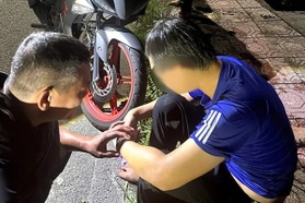 Đại úy cảnh sát lao xuống sông cứu người trong đêm