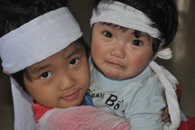 Bố mẹ chết thảm vì xe tải, 3 con thơ mờ mịt tương lai