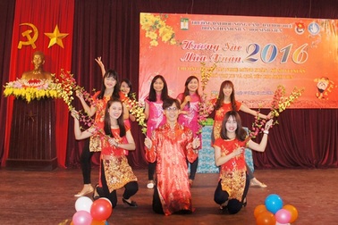 Tổ chức văn nghệ gây quỹ đưa sinh viên nghèo về quê ăn Tết