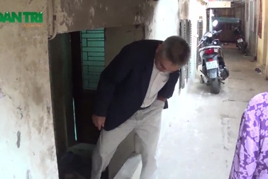 Cảnh sống khó tin giữa thủ đô: Ăn ngủ cùng nước cống, đội nón đi vệ sinh...