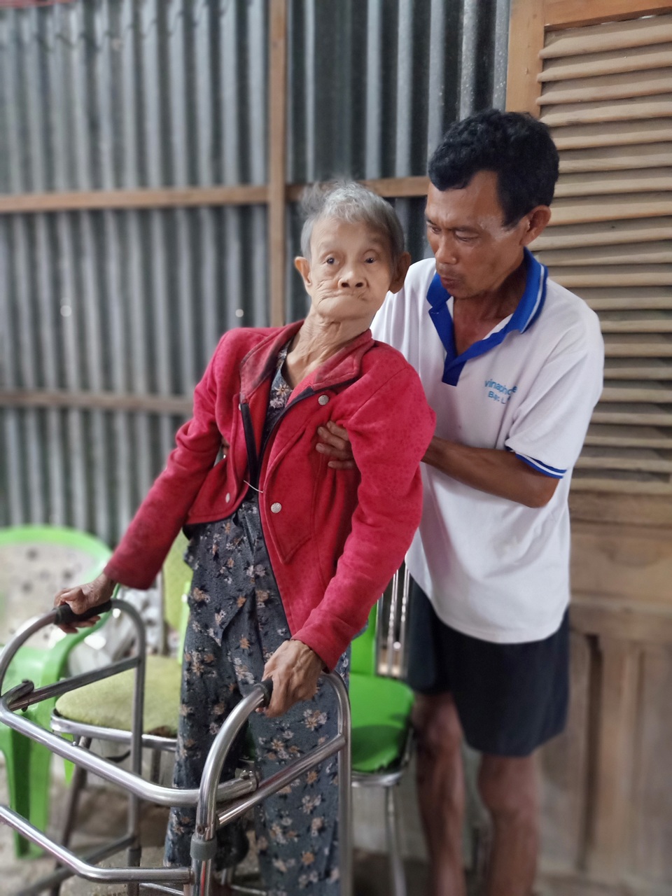 Cậu bé 9 tuổi vô thừa nhận ở với ngoại phải nghỉ học vì nhà nghèo xơ xác - 3 Cậu bé 9 tuổi vô thừa nhận ở với ngoại phải nghỉ học vì nhà nghèo xơ xác - 3