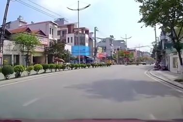 Người phụ nữ suýt gặp nạn vì sang đường như chỗ không người