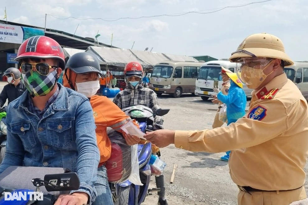 Đôi vợ chồng lượm ve chai được CSGT tặng xe máy, rút ngắn con đường về quê - 4 Đôi vợ chồng lượm ve chai được CSGT tặng xe máy, rút ngắn con đường về quê - 4