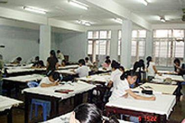 Không mùa thi vẫn... “học căng như dây đàn”