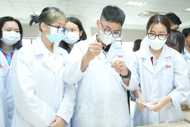 Học sinh, sinh viên trải nghiệm một ngày làm dược sĩ