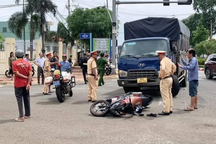 Dừng đèn đỏ, người đàn ông đi xe máy bị ô tô tải mất phanh tông tử vong