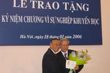 Trao Kỷ niệm chương Vì sự nghiệp khuyến học cho Bộ trưởng Đỗ Trung Tá