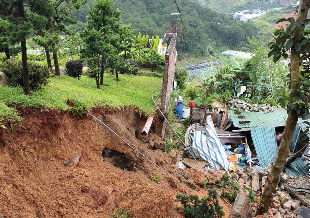 Taluy cao 5m đổ ập xuống nhà dân ở Đà Lạt - 1 Taluy cao 5m đổ ập xuống nhà dân ở Đà Lạt - 1