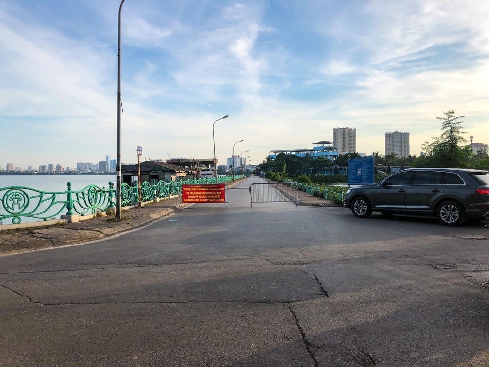 Hà Nội lập 20 chốt chặn ven Hồ Tây ngăn người dân tụ tập, đạp xe, chụp ảnh - 1 Hà Nội lập 20 chốt chặn ven Hồ Tây ngăn người dân tụ tập, đạp xe, chụp ảnh - 1