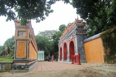 Phục hồi điện Phụng Tiên bằng kỹ thuật vẽ màu trên nền vữa vôi xưa