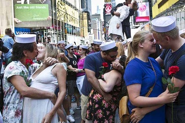 Mỹ: Quảng trường Thời đại ngập tràn những nụ hôn