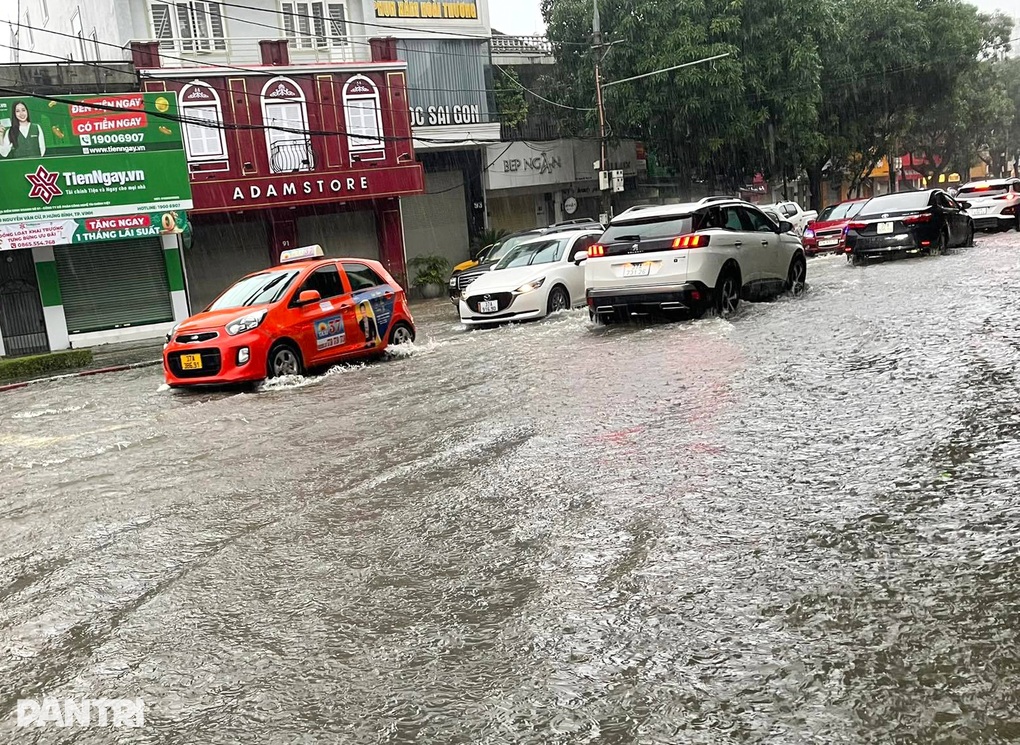 Trận mưa lớn hiếm gặp khiến đường phố thành Vinh ngập sâu - 5 Trận mưa lớn hiếm gặp khiến đường phố thành Vinh ngập sâu - 5