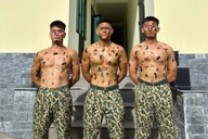 Thủ khoa đặc công nước kể 24 giờ thả trôi trên biển, vừa bơi vừa ăn cháo