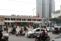 "Thân cò" lận đận bán hàng rong nơi bến xe những ngày giáp Tết