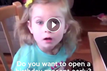 Dễ thương clip cô bé bật khóc trước món quà sinh nhật bất ngờ của cha mẹ