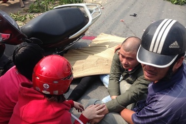 Chồng đau đớn nhìn vợ chết thảm dưới bánh xe “hung thần”