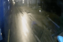 Nhóm thanh niên uống rượu say ra đường ném đá vào ô tô