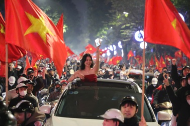 Biển người đổ ra đường phố ăn mừng chiến thắng của tuyển Việt Nam