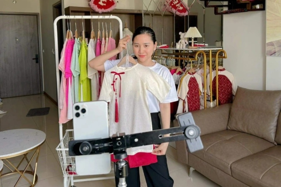 Tiểu thương thu hàng tỷ đồng/tháng, thoát phá sản nhờ dám bỏ chợ - 3 Tiểu thương thu hàng tỷ đồng/tháng, thoát phá sản nhờ dám bỏ chợ - 3